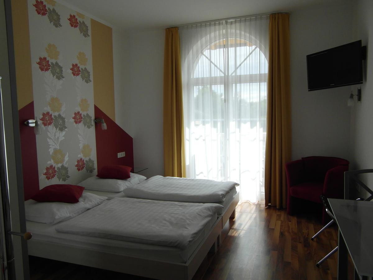 Hotel Am Donaubogen Sarching Exterior photo