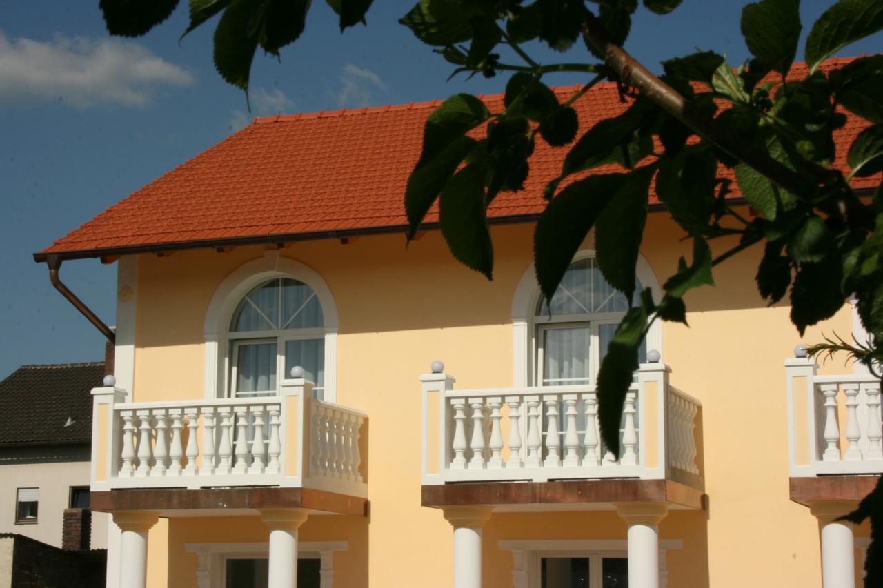 Hotel Am Donaubogen Sarching Exterior photo